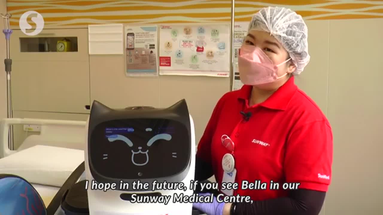 Nhân viên y tế thao tác với robot BellaBot